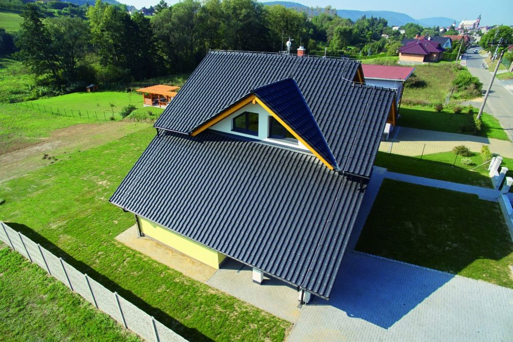 Rekonstrukce střechy je spolehlivá investice. Pálené tašky vydrží bez oprav i sto let
