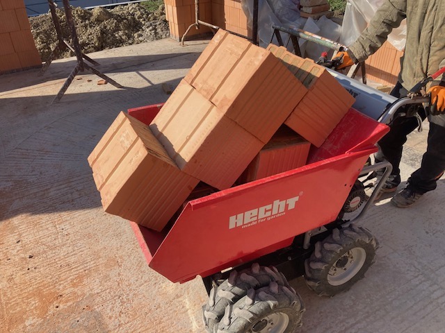 Dřina na stavbách už je minulostí. Mechanizace a moderní materiály dokáží práci urychlit bez zbytečné námahy  